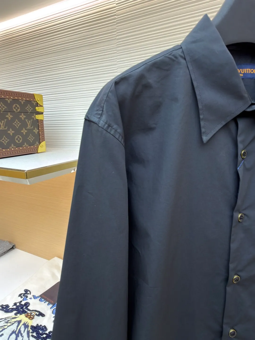 LOUIS VUITTON beaded logo shirt ●Original version: 11100 purchase and development ●Item number: 1681373-A90 ●Material: silk and cotton blended Yujing fabric ●Technology: pure hand-embellished beading ●Color: black ●Version: fitted version ●Weight: about 280 grams ●Size: S-M-L-XL ●Description: Customized silk and cotton blended Yujing fabric with excellent texture and comfortable skin fit Using deep matte black as the main tone, it exudes an innate sense of luxury. The chest pocket is decorated with contrasting pearl beaded embroidery handwritten logo. The Louis Vuitton logo is stacked in three-dimensional space to create a three-dimensional relief effect. Using beads as pen and time as ink, the logo becomes a power totem in the palm of the wearer. Elegant lines outline the neck style. Show personality with taste. Blooming charming charm while walking. Ergonomic draping returns to traditional craft techniques through segmentation, folding and shrinking. Stretching technology. The so-called slow work results in fine work. It is the respect for the material and the pursuit of hand feel. Complex workmanship. Slow timeliness. High loss. Purely hand-embellished beads. Deconstruct the Louis Vuitton logo first through 3D scanning technology to generate a 1:1 dynamic path map. Then it is positioned by manual puncture. Each bead needs to be threaded and reinforced three times. Every 10 beads are completed and knotted in reverse. The fabrics are sand-washed to have a better texture and are not easy to deform. Not easy to shrink, not easy to fade, maintain long-term beauty. The overall wiring is straight and delicate, the fabric is comfortable and soft, and the color is consistent without color difference. It can be matched with the same style to create a fashionable look and control various occasions. Customized accessories, complete with three standards, same style for men and women!